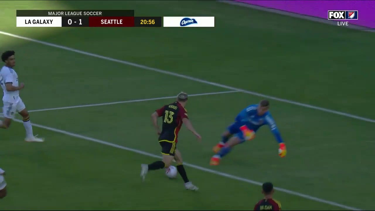 Jordan Morris scores a beautiful goal in 21' for the Sounders to take a 1-0 lead against LA Galaxy