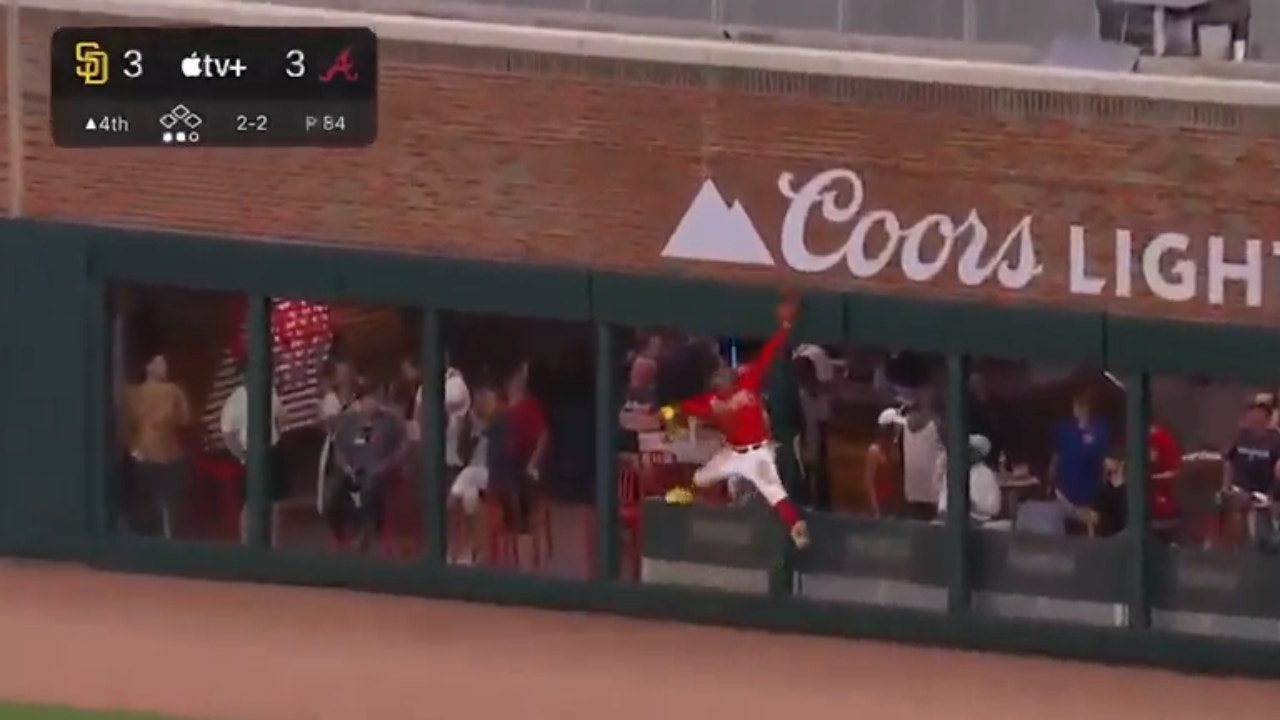 Braves' Ronald Acuña Jr. makes an unreal leaping catch to rob Juan Soto of extra bases