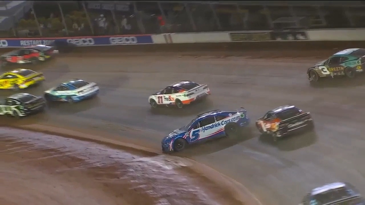 Kyle Larson suffers a costly spinout in final stage of NASCAR Food City Dirt Race