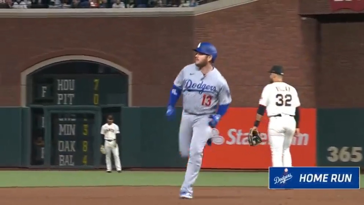 Dodgers' Max Muncy SMASHES a solo home run to tie the game 3-3 against the Giants
