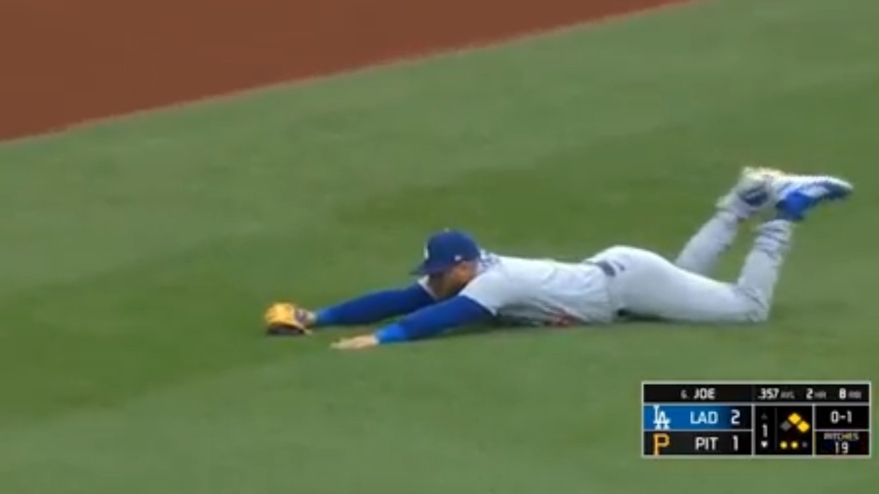 Dodgers' David Peralta makes a diving catch to save two runs against the Pirates