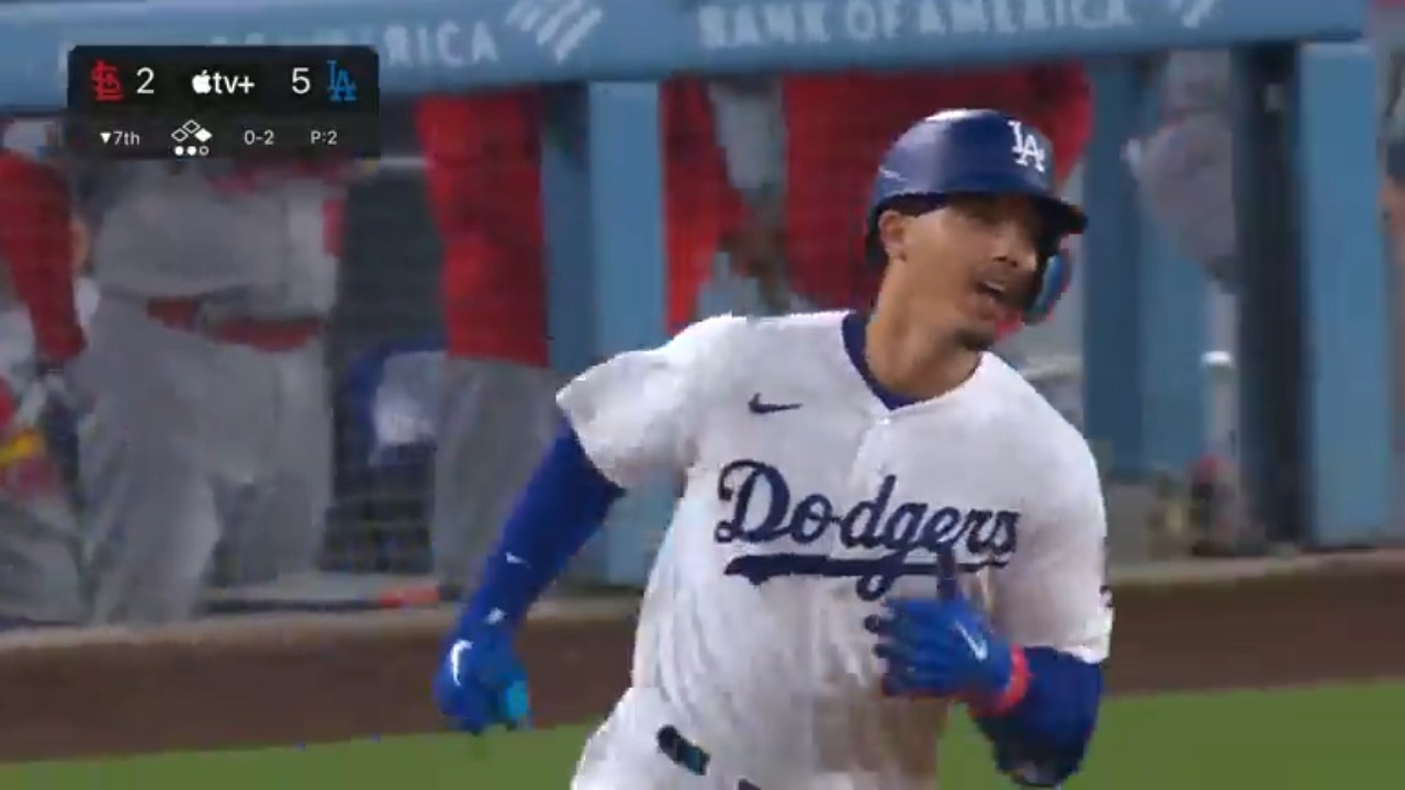 Miguel Vargas hits a two-run home run to extend the Dodgers' lead over the Cardinals