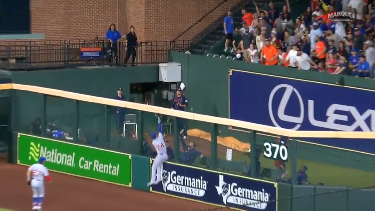 Cody Bellinger makes an impressive catch at the wall and exits the game shortly after in the seventh