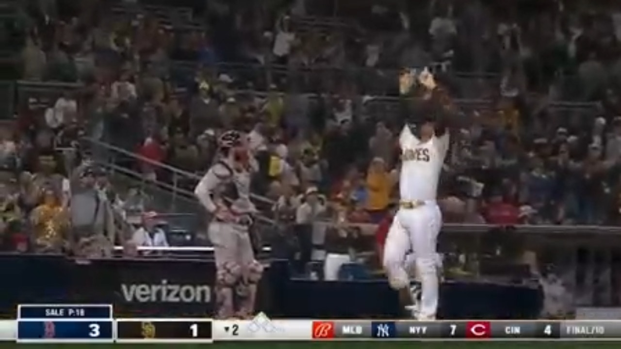 Juan Soto launches a solo homer that helps the Padres trim into the Red Sox's lead