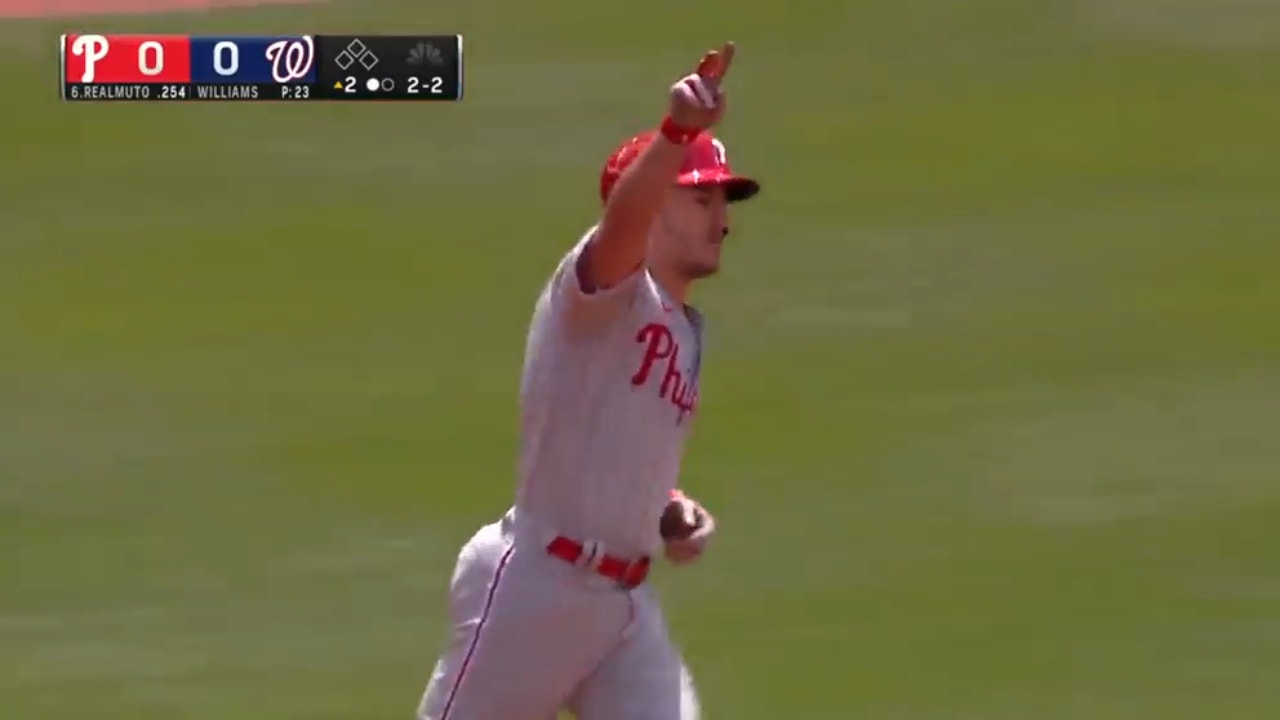 Phillies' J.T. Realmuto sends a go-ahead solo shot to center field, going yard in back-to-back games vs. the Nationals