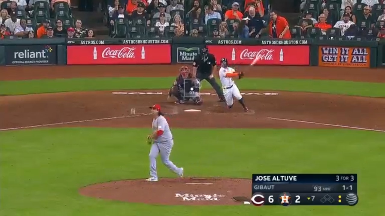 José Altuve HAMMERS a solo home run to cut the Astros' deficit against the Reds