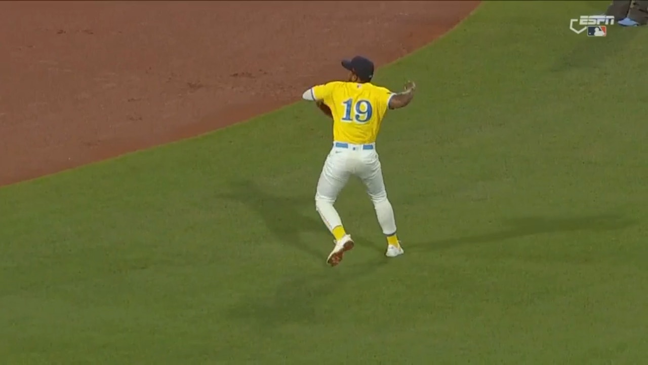 Red Sox's Pablo Reyes steals a hit from the Yankees by making a spectacular defensive play to get the out in the sixth inning