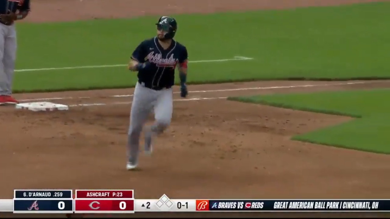 Braves' Travis d'Arnaud smokes a go-ahead solo shot in the second inning vs. the Reds