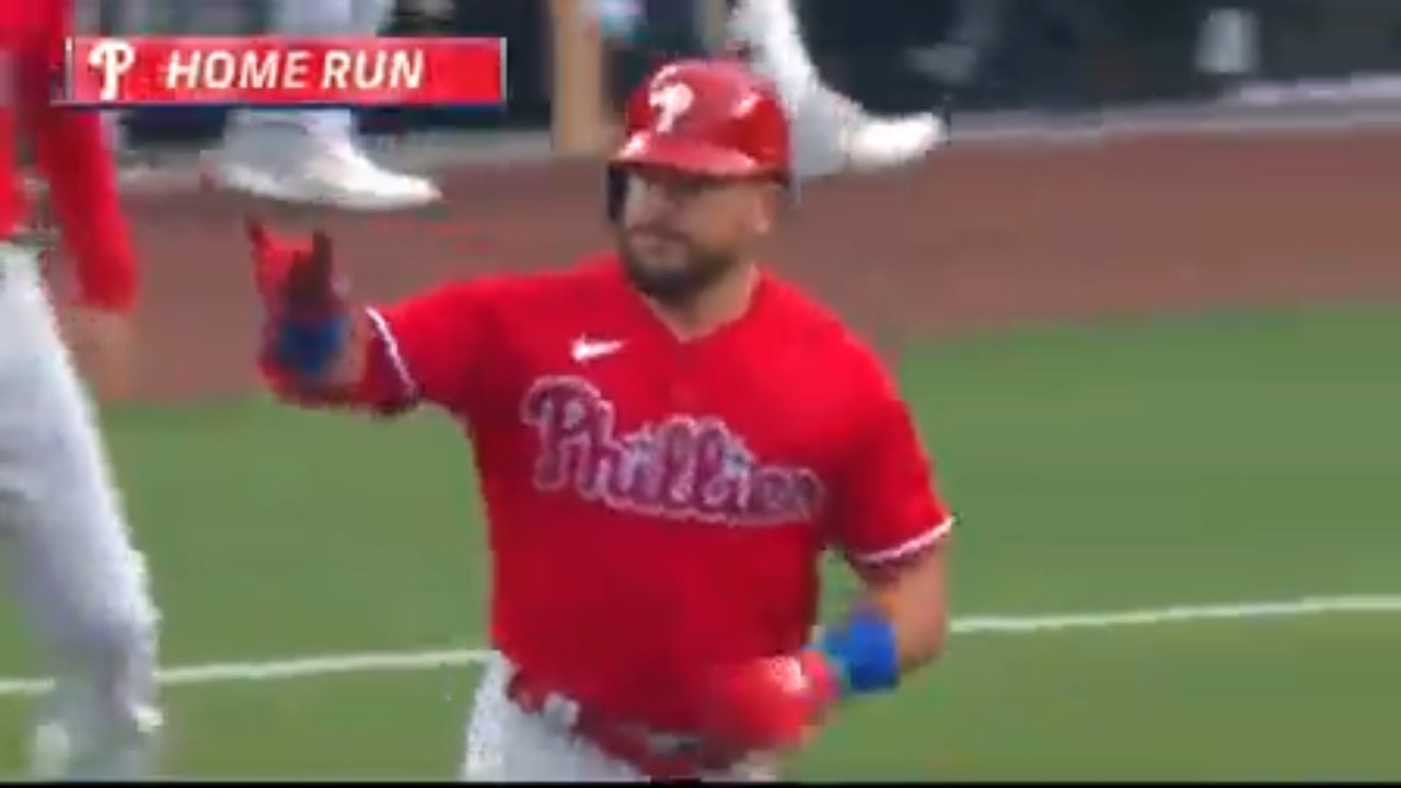 Kyle Schwarber smokes a home run, helping the Phillies to take the lead vs. the Cubs