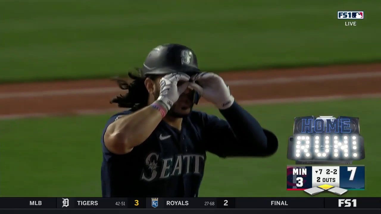 Eugenio Suárez CRANKS a two-run home run to extend the Mariners' lead over the Twins