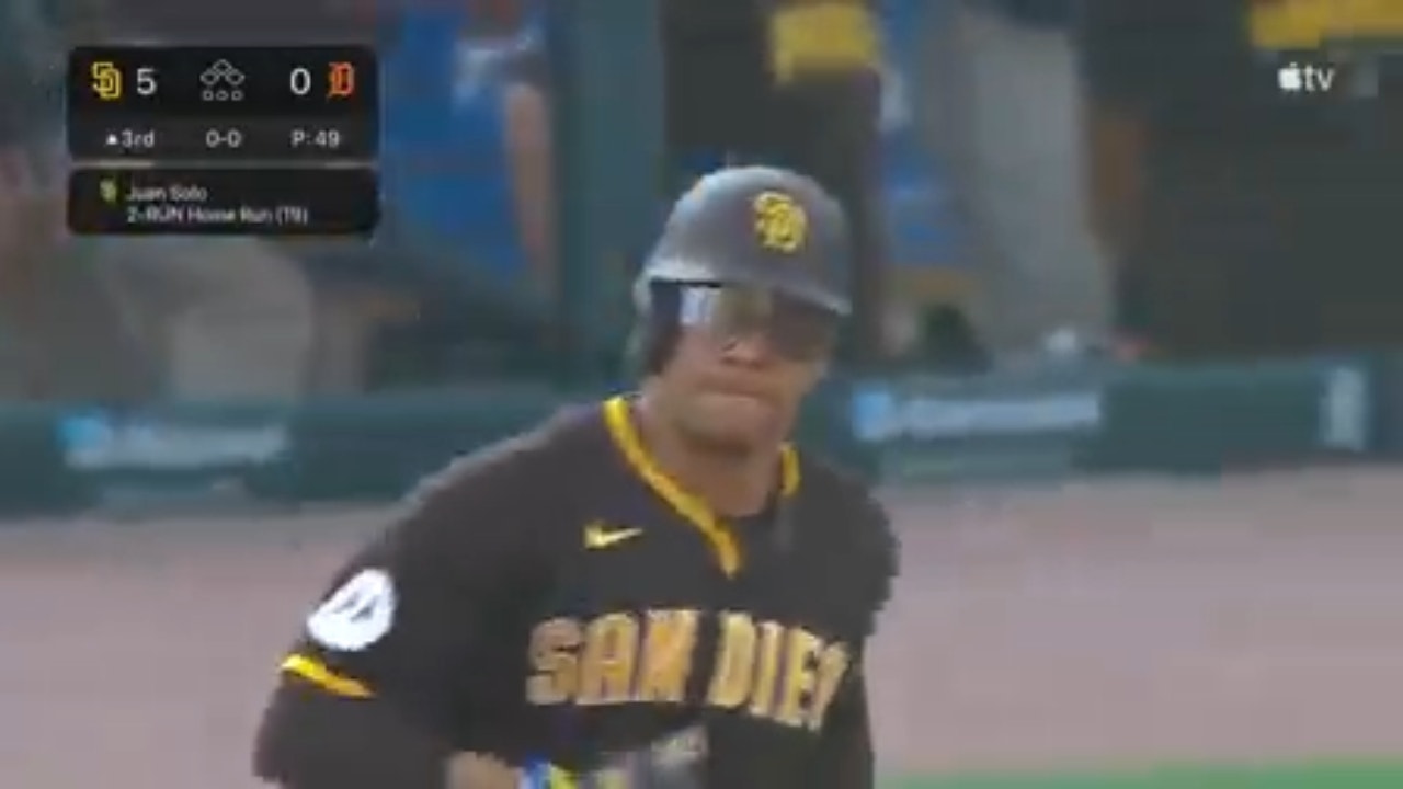 Juan Soto smashes his second home run 463 FEET and extends the Padres