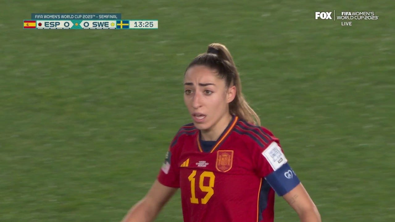 Olga Carmona's shot is just wide of the goal as Spain and Sweden are tied at 0-0