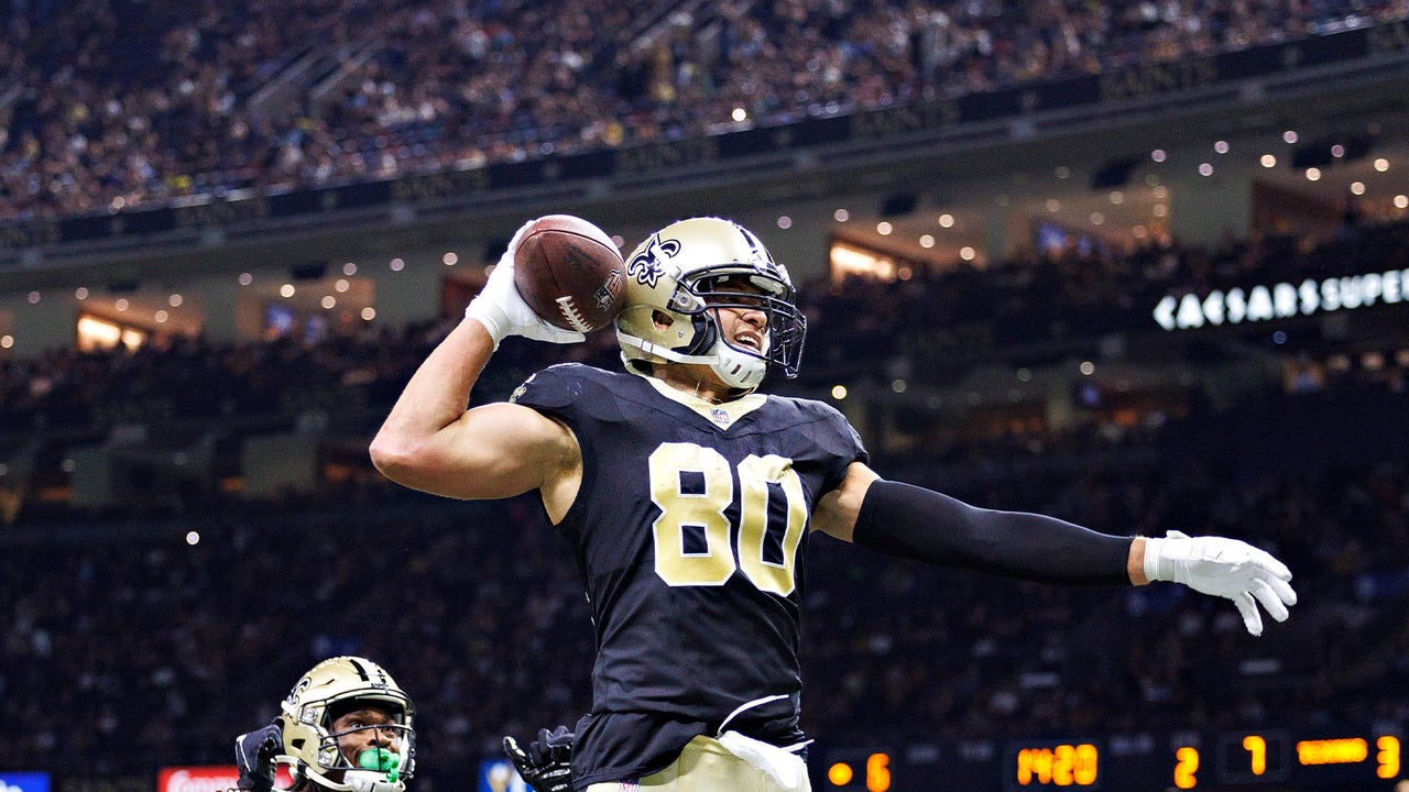 Jameis Winston connects with Jimmy Graham for a touchdown vs. the Texans
