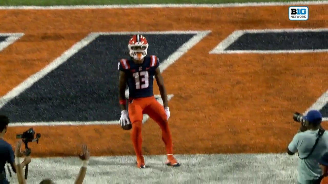 Luke Altmyer throws a DIME to Pat Bryant to increase Illinois' lead over Toledo