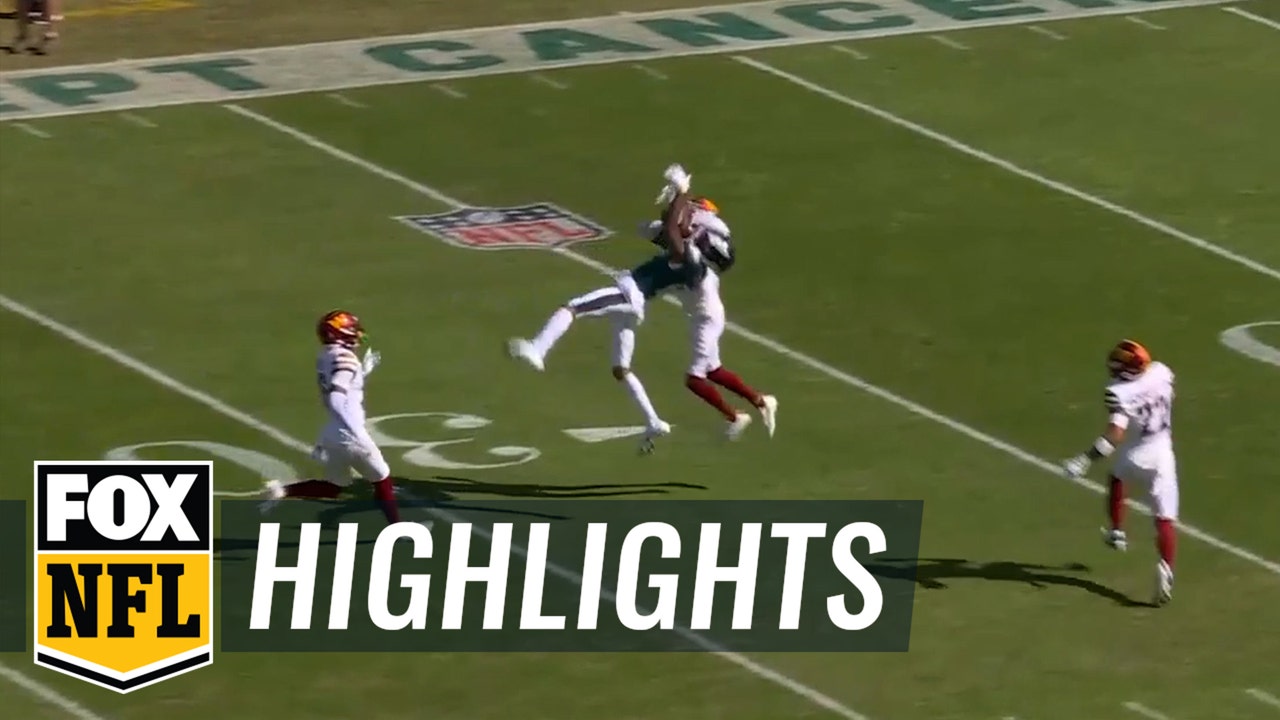 Eagles' DeVonta Smith makes an unreal catch against the Commanders