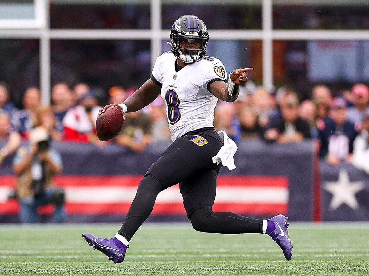 Lamar Jackson post 5 TDs in Ravens Week 3 win over Patriots