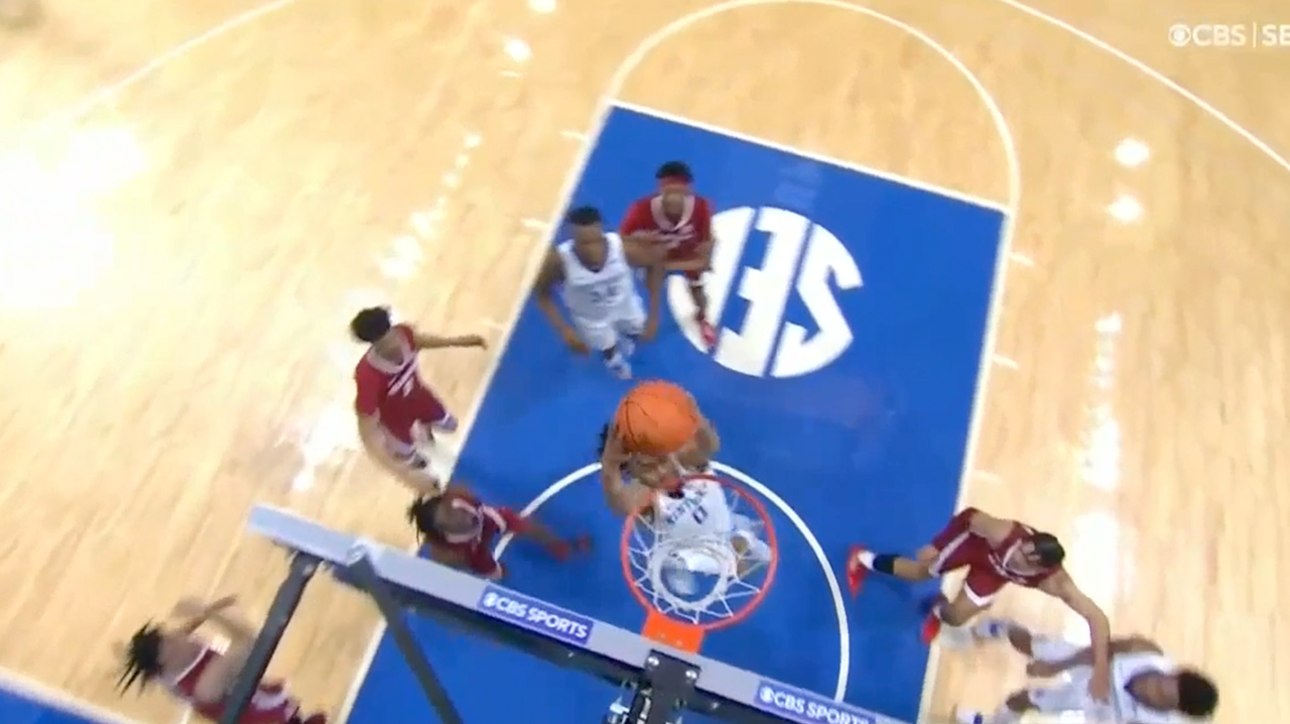 Jacob Toppin drives to the rim and puts down a slam as Kentucky trails early