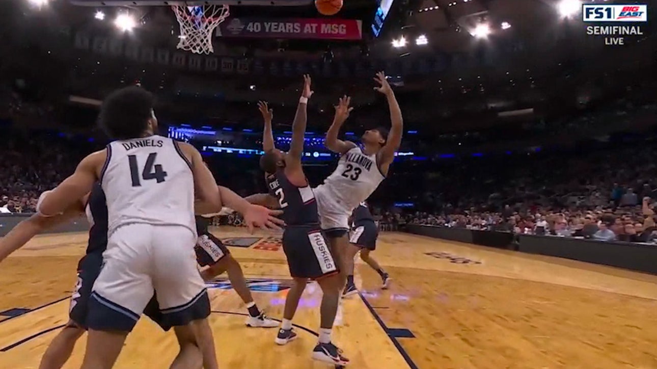 Villlanova's Jermaine Samuels hits the acrobatic late bucket to give the Wildcats the 33-32 lead over UConn