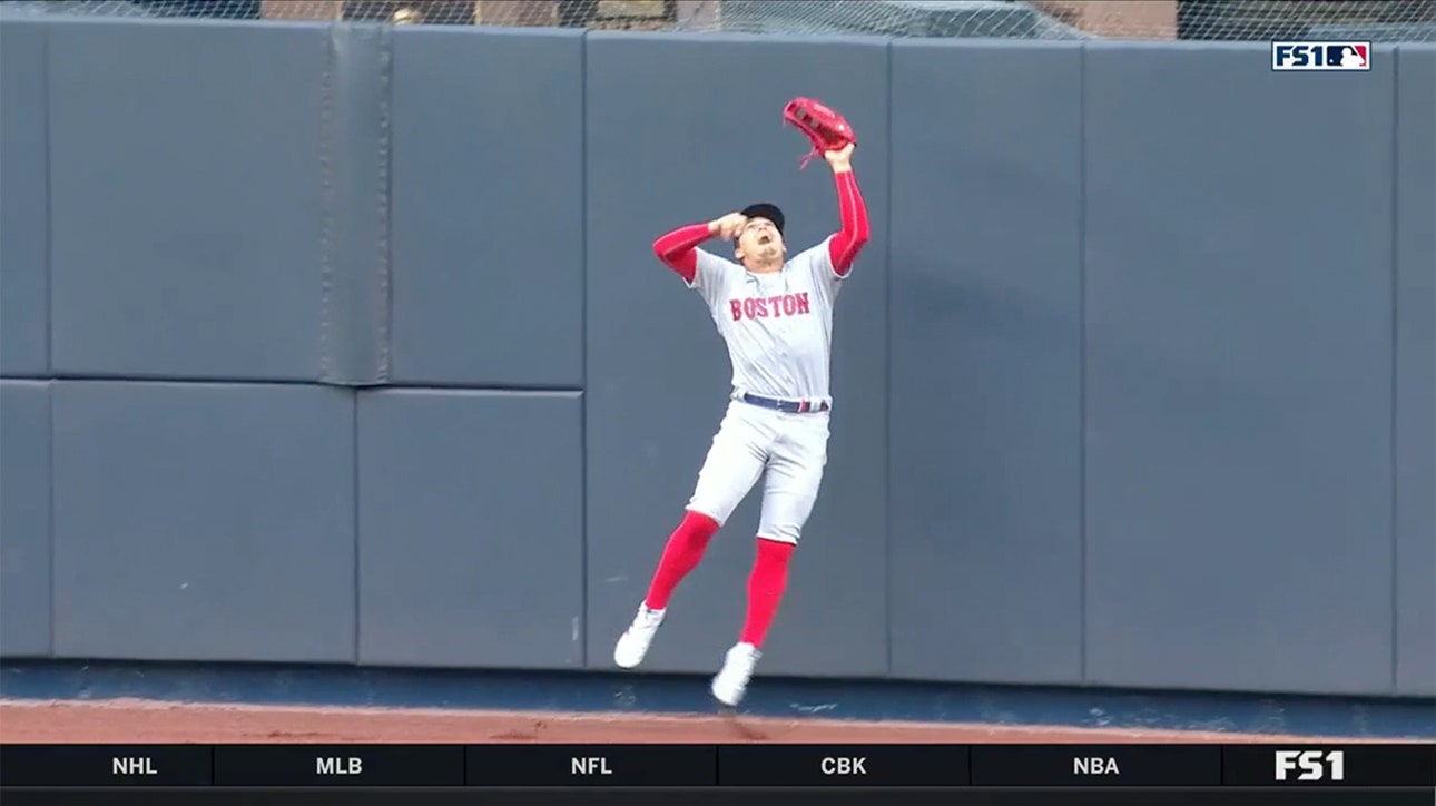 Kiké Hernández makes a RIDICULOUS catch to rob Aaron Judge's homer