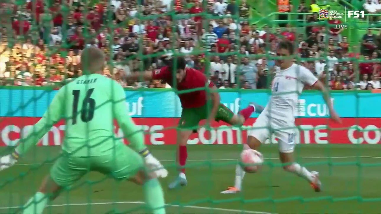 Gonçalo Guedes doubles the Portugal lead quickly, 2-0