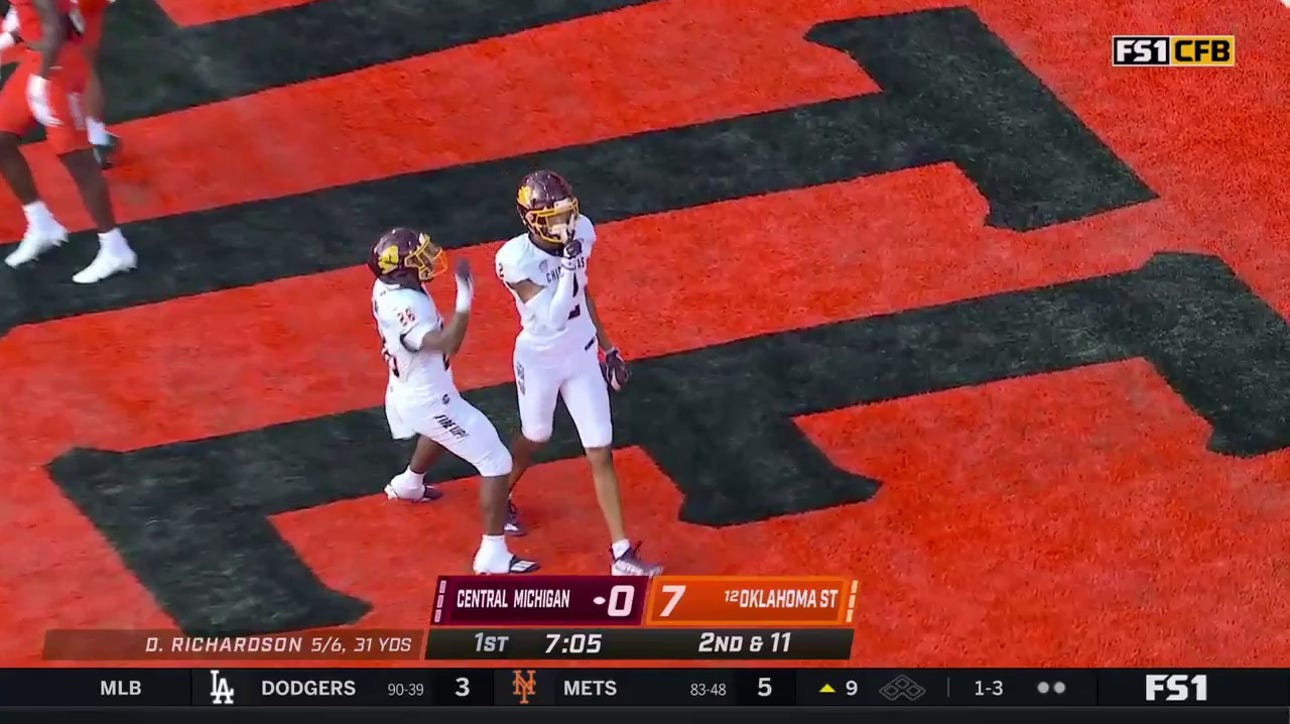 Daniel Richardson links up with Carlos Carriere on a 15-yard TD pass to bring Central Michigan to a 7-7 tie with Oklahoma St.