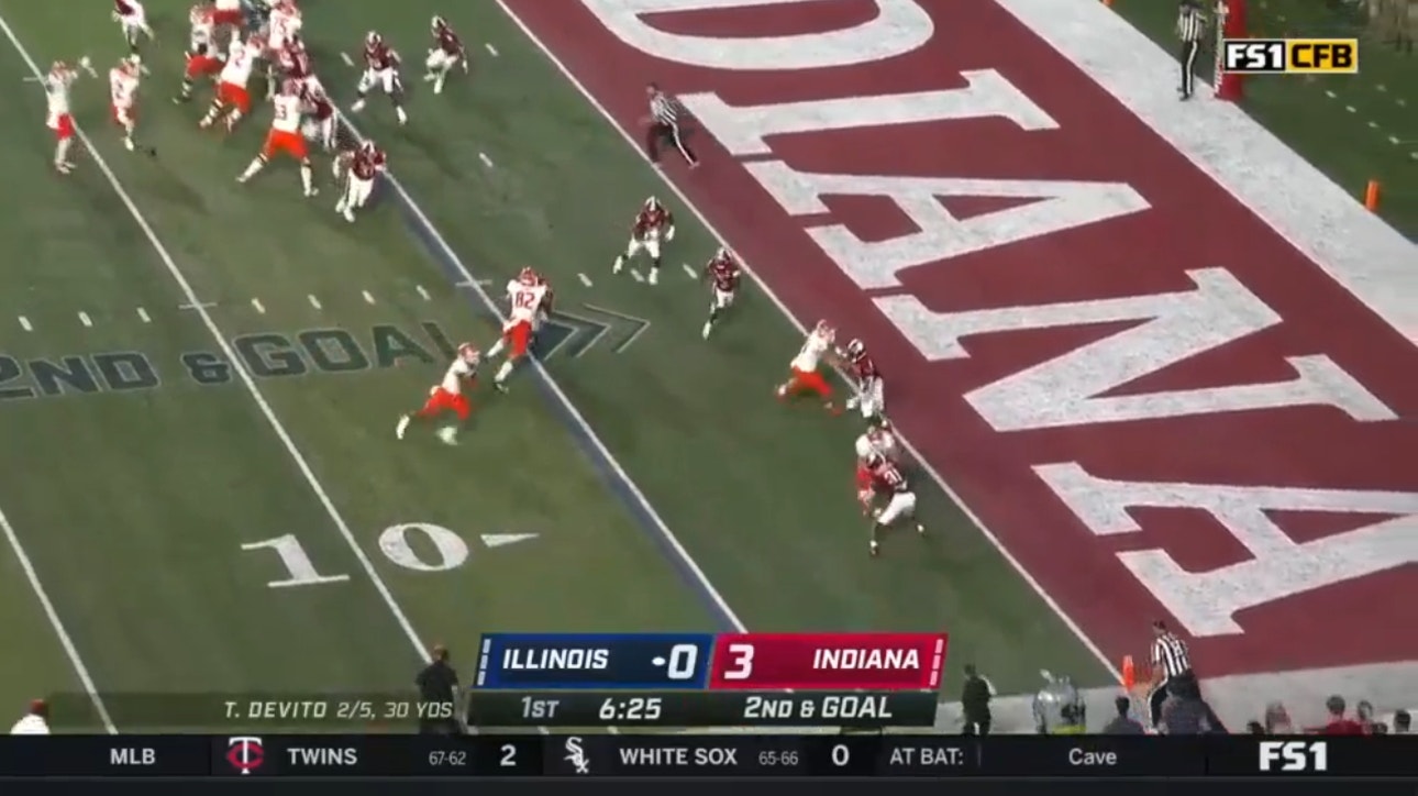 Illinois' Isaiah Williams rushes for a five-yard touchdown to take the lead from Indiana, 7-3