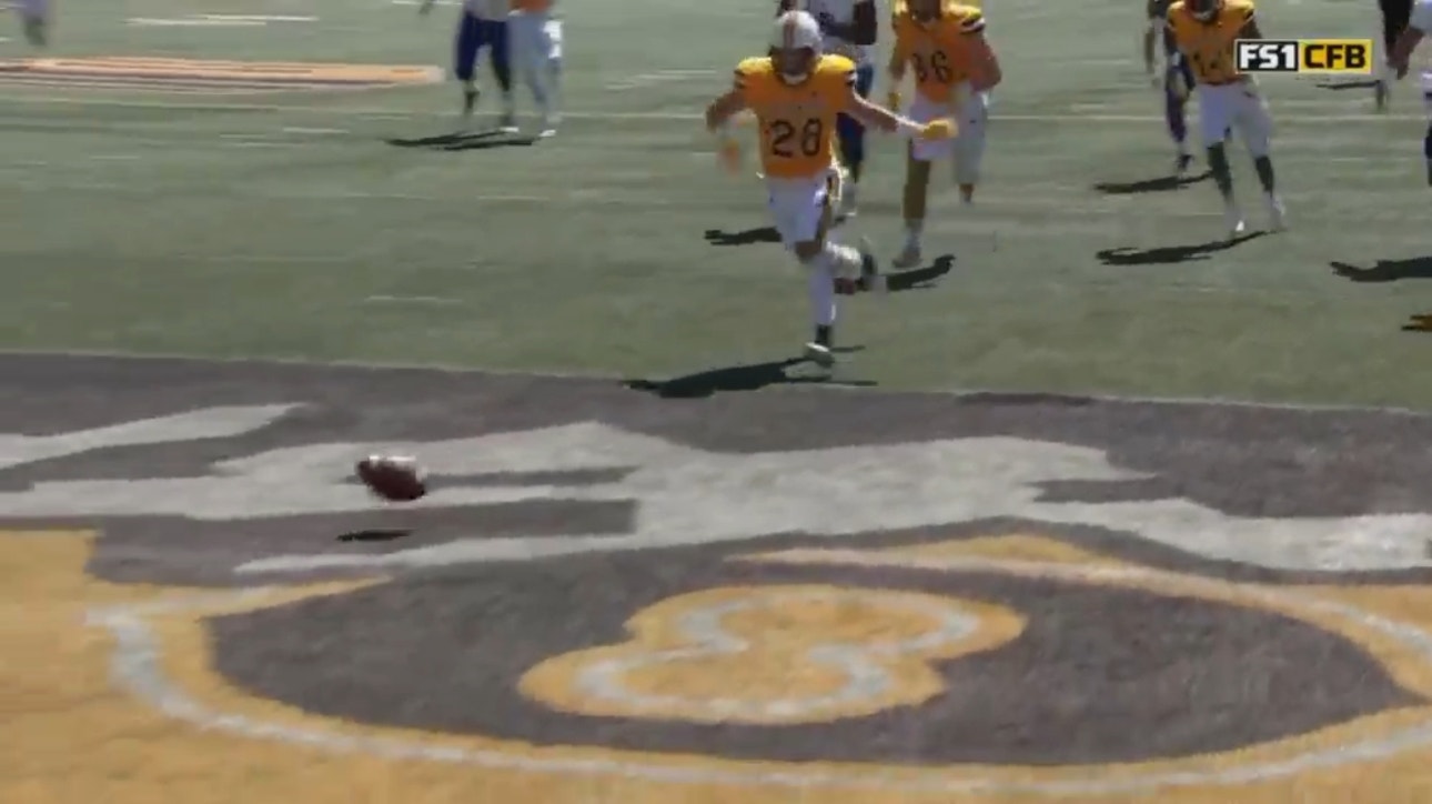 Easton Gibbs recovers the fumble in the endzone to give Wyoming the 7-0 lead on the second play of the game