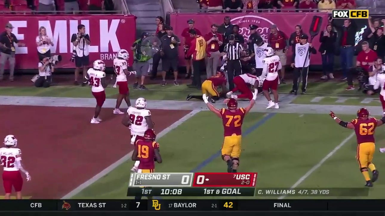 Caleb Williams hits Jordan Addison for the two-yard pass for USC's first touchdown of the game