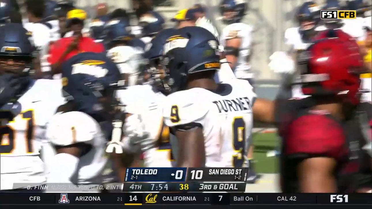 Toledo's Dequan Finn passes to Jamal Turner for a touchdown trailing 10-7 against San Diego State