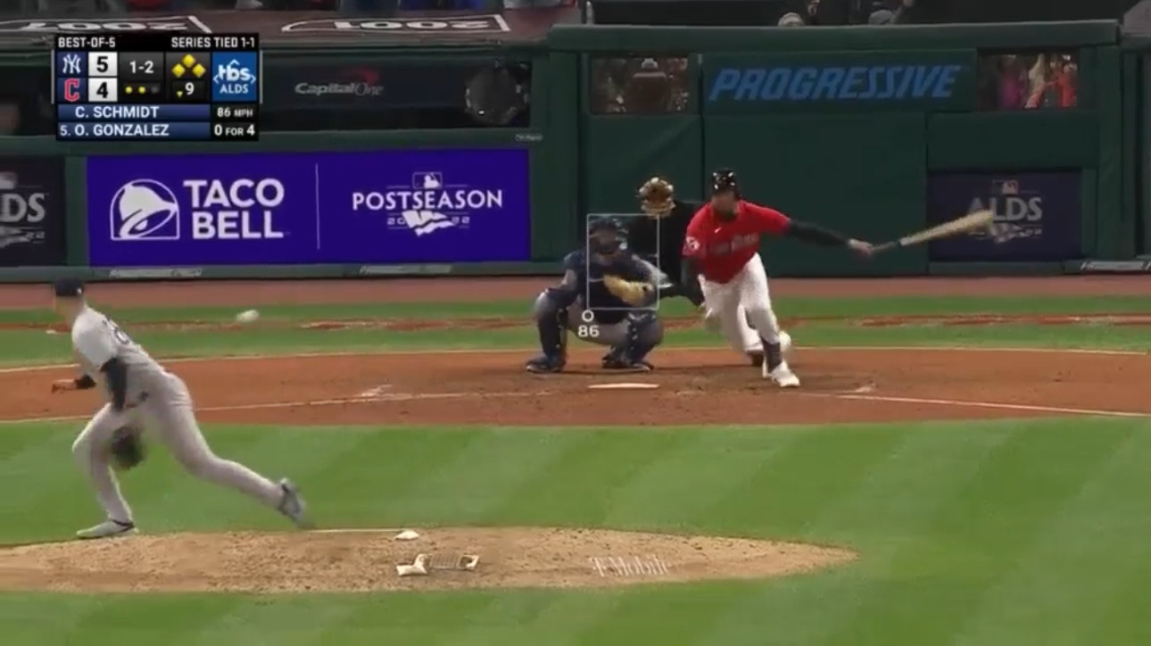 Oscar González's two-run single walks it off for the Guardians