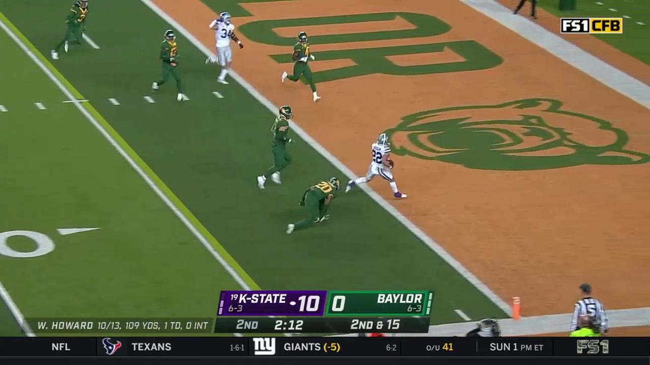 Kansas State's Will Howard hits Deuce Vaughn for the 20-yard touchdown pass