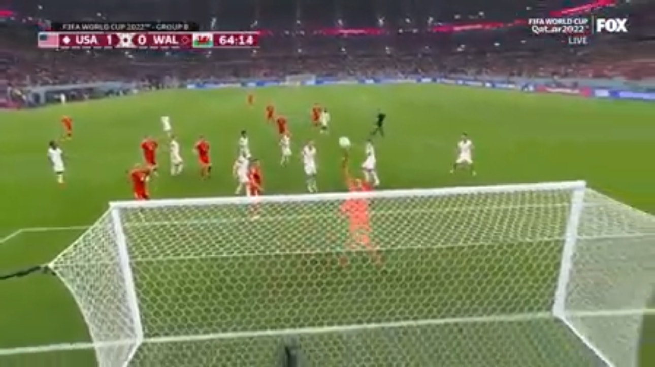 Matt Turner makes incredible save for the USA off a strong header from the center
