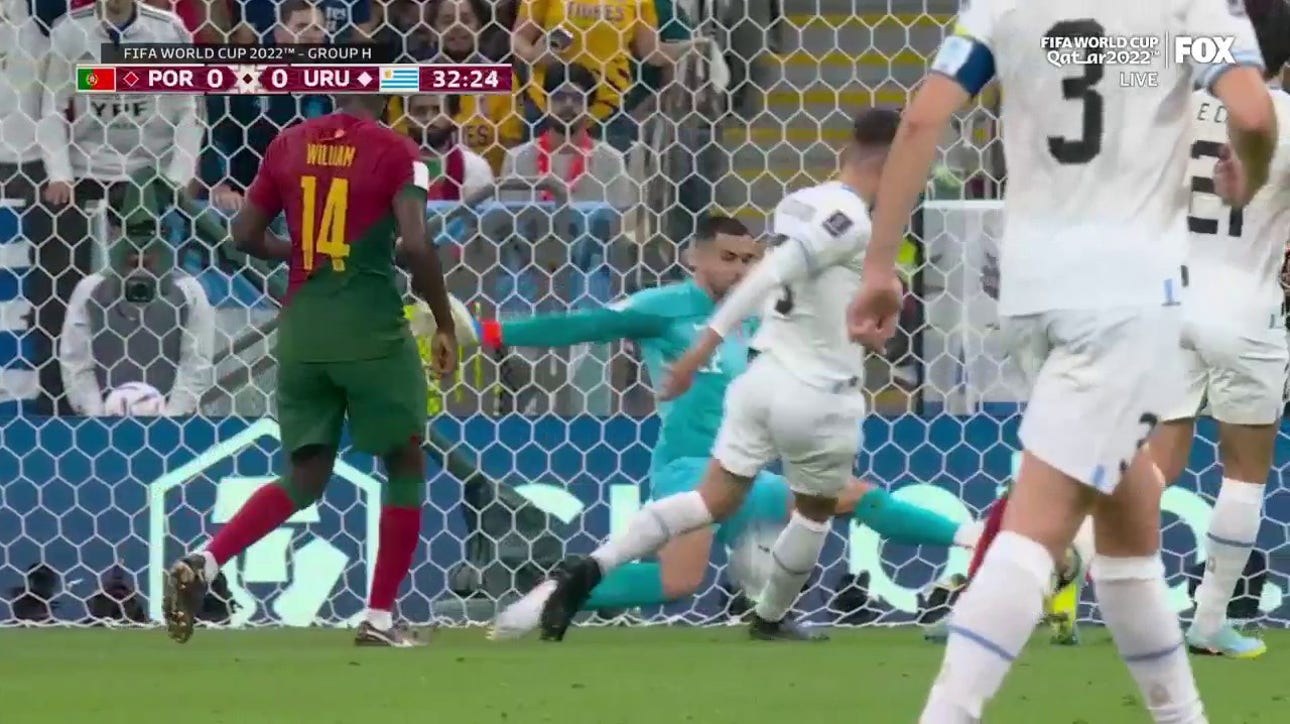 Diogo Costa makes an incredible save to keep Portugal-Uruguay at 0-0 | 2022 FIFA World Cup