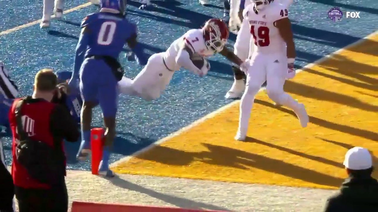 Fresno State's Jordan Mims swings it out wide for the two-yard touchdown rush