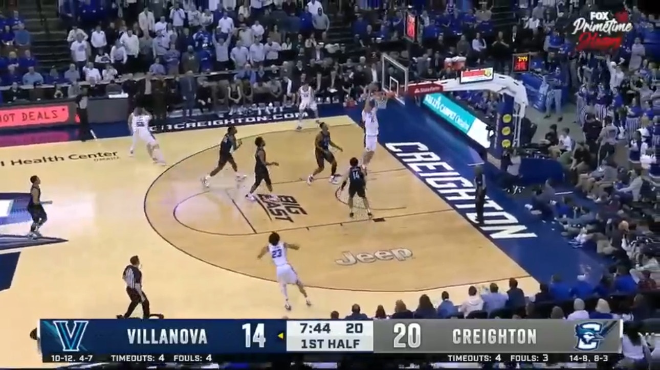 Ryan Kalkbrenner throws down wild two-handed jam to extend Creighton's first-half lead over Villanova