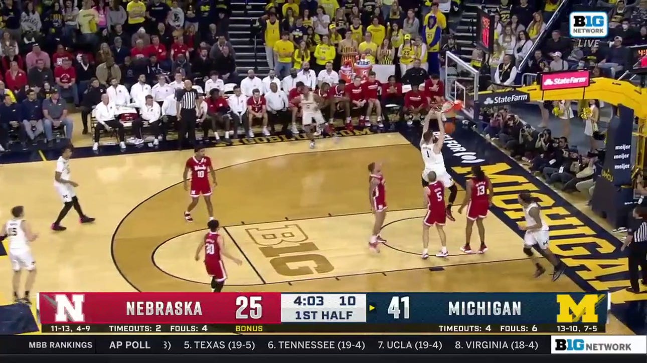 Hunter Dickinson throws down a massive dunk to extend Michigan's lead over Nebraska