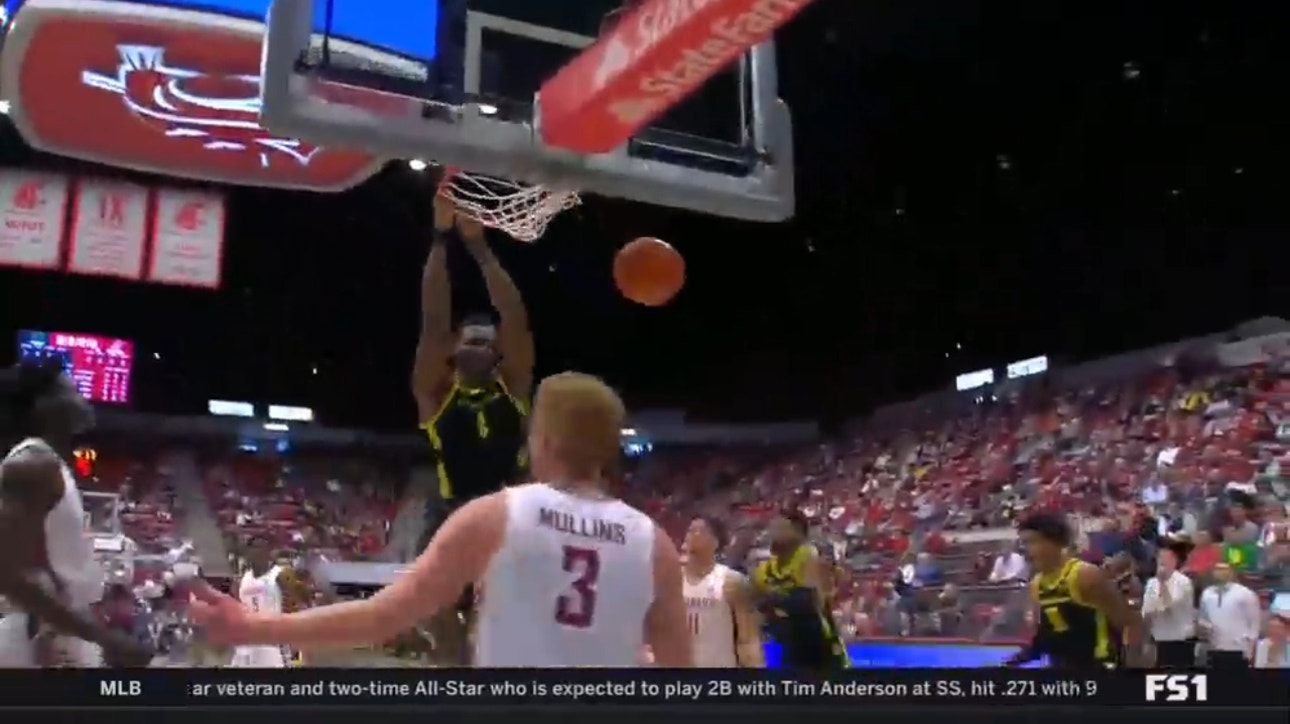 Oregon's N'Faly Dante sneaks by for a two-handed jam vs. Washington State
