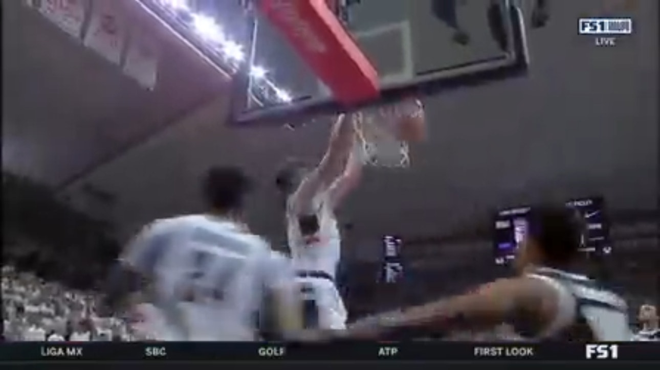 Donovan Clingan throws down a dunk to extend UConn's lead over Providence
