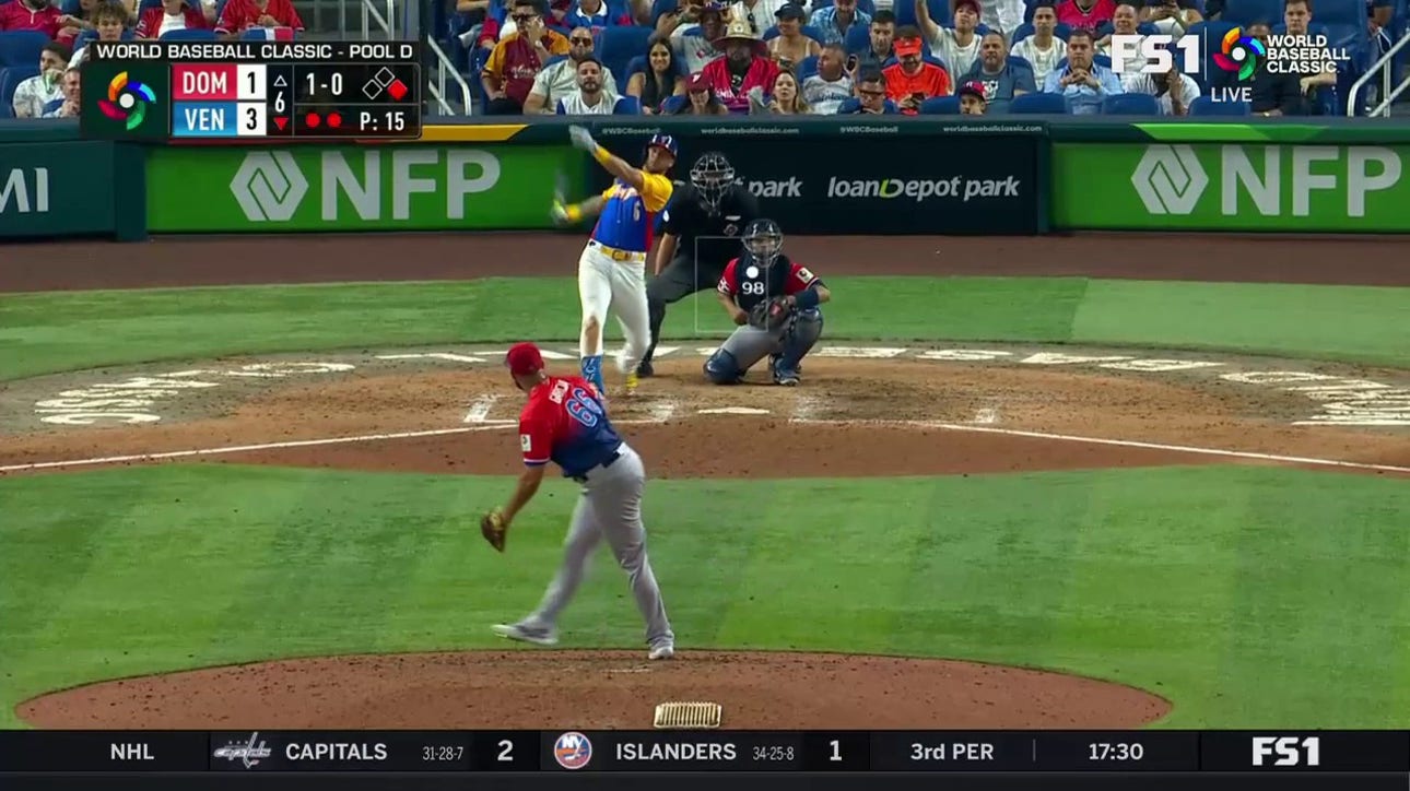 David Peralta hits an RBI double adding to Venezuela's lead over the Dominican Republic 4-1