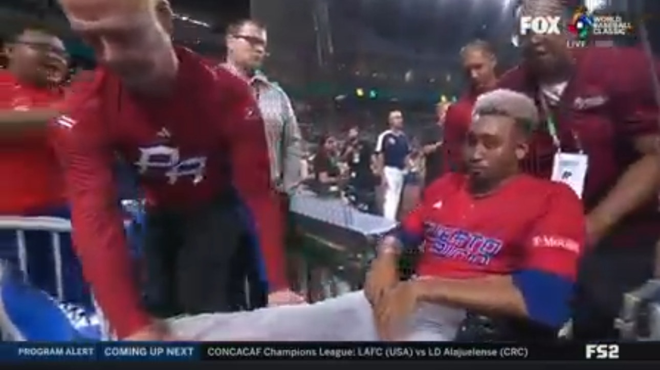 Edwin Díaz suffers apparent leg injury after celebrating Puerto Rico's victory over the Dominican Republic