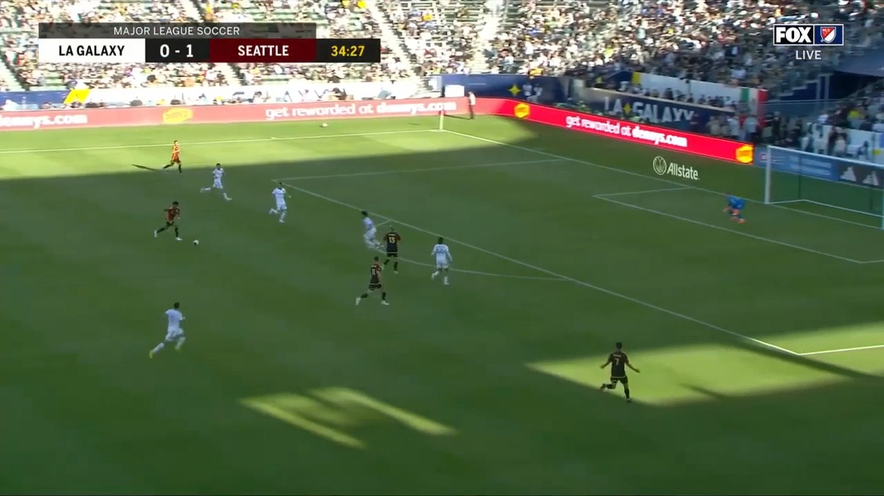 Seattle's Léo Chú scores an outside-the-box SCREAMER to extend Sounders' lead over L.A. Galaxy