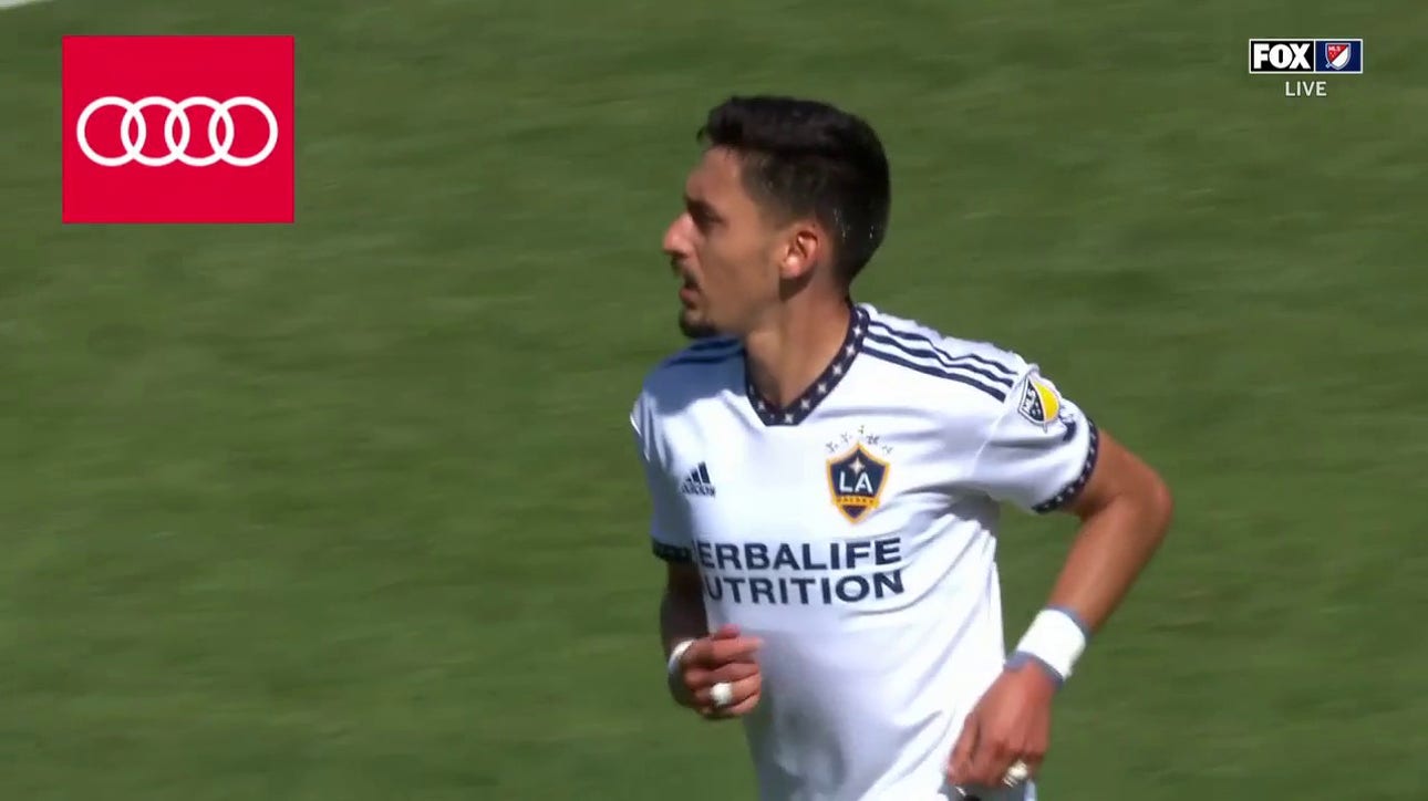 Mark Delgado finishes beautiful Galaxy build-up play to trim LAFC's lead in El Tráficoo