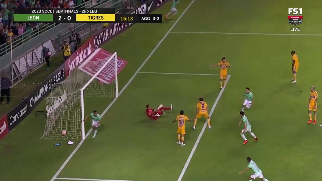 Angel Mena finds the net to give León a 2-0 lead over the Tigres