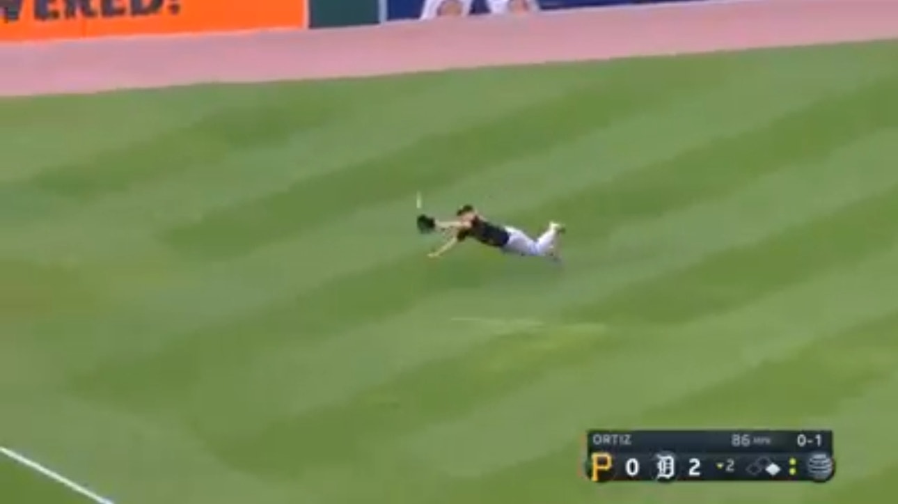 Pirates' Bryan Reynolds makes a spectacular diving catch against the Tigers