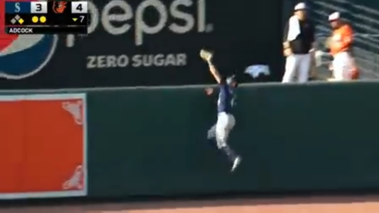 Mariners' Julio Rodríguez gets up and robs Orioles' Ryan O'Hearn of a home run