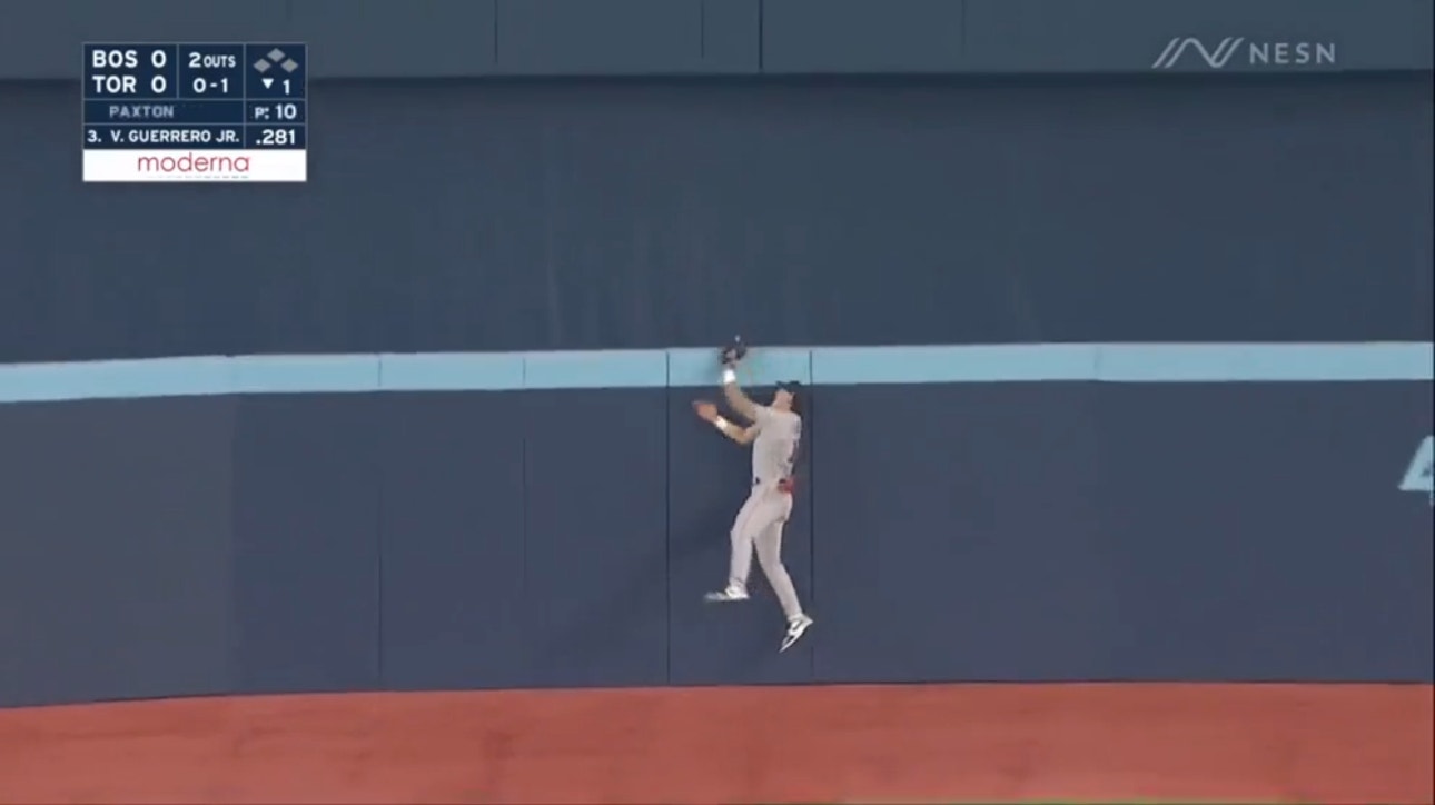 Red Sox's Jarren Duran robs Vladimir Guerrero Jr. of a homer with a LEAPING catch at the fence