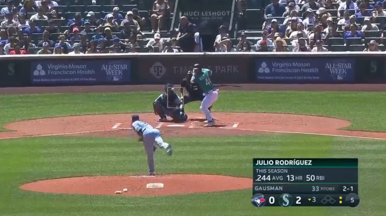 Julio Rodríguez blasts the third home run of the inning to extend the Mariners' lead over the Blue Jays