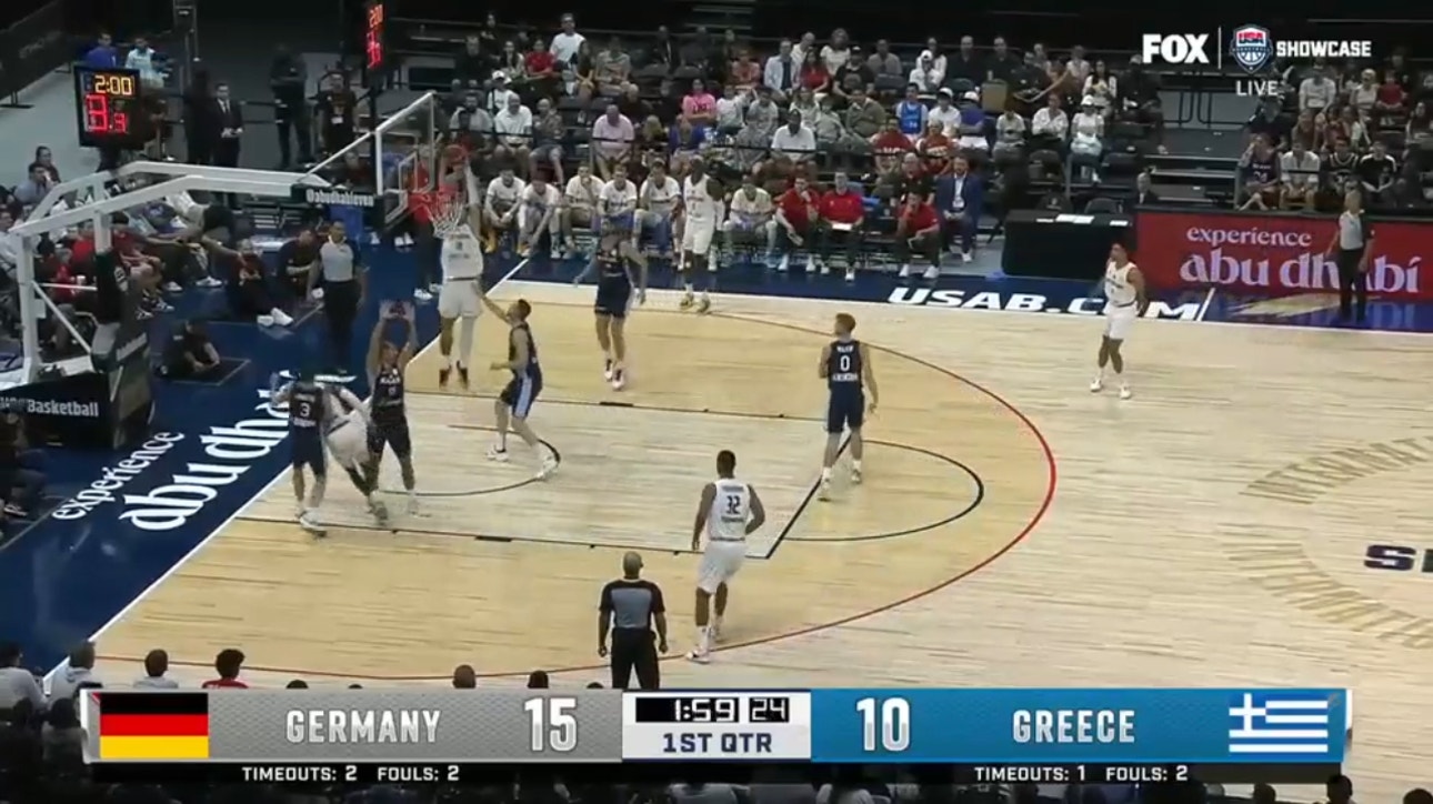 Dennis Schröder lobs it up to Daniel Theis for the alley-oop, extending Germany's lead vs. Greece