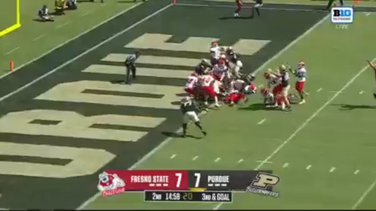 Tyrone Tracy Jr. punches in the touchdown to give Purdue the lead against Fresno State