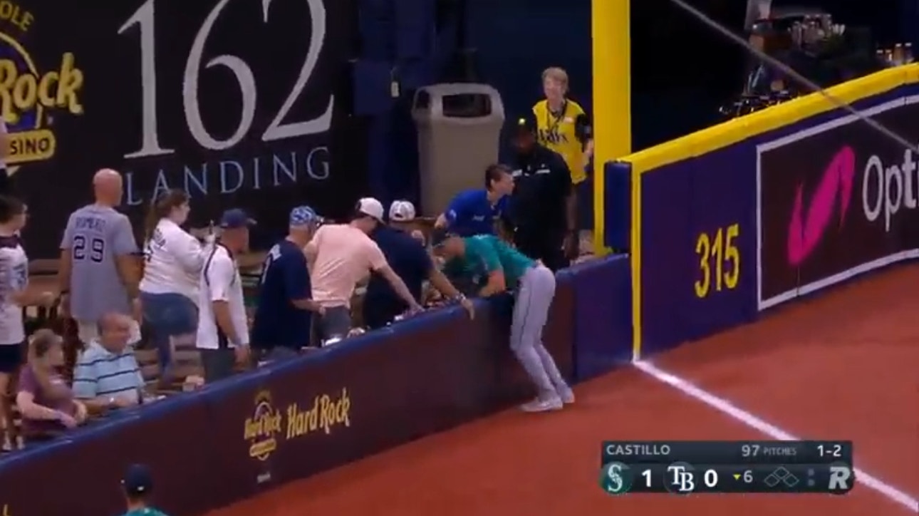 Mariners’ Dominic Canzone runs into the wall to make a spectacular grab against the Rays
